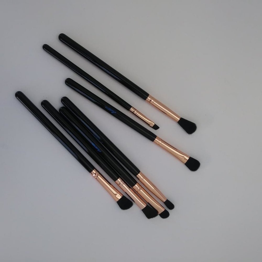 FREE CONCEALER OR LIP GLOSS - Picture 3 of 7
